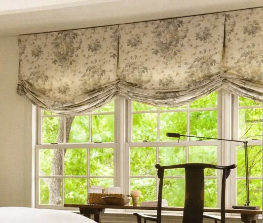 Balloon curtains add elegance and warmth, enhancing any living room’s ambiance and décor